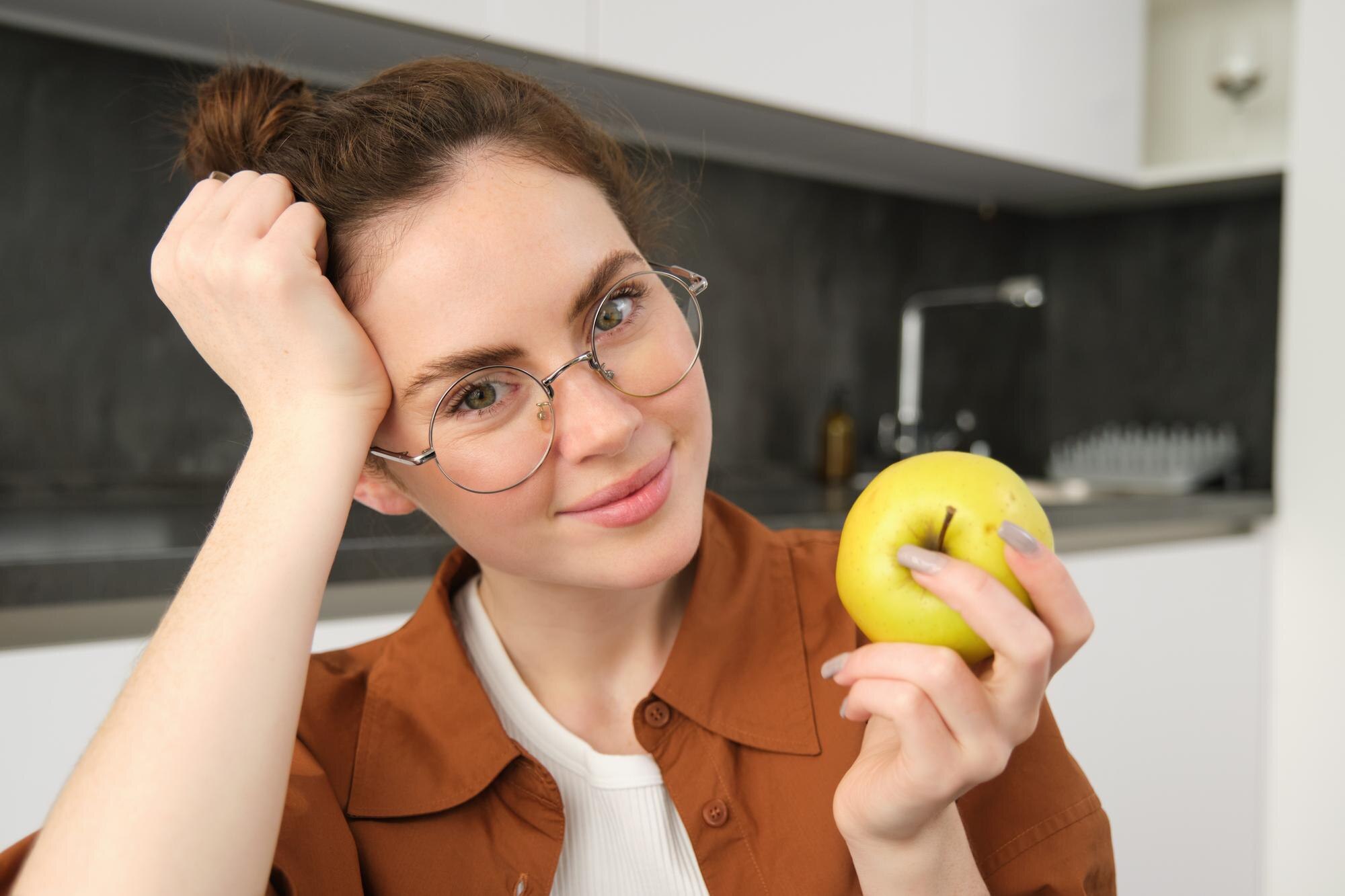 Bermacam sayuran dan buah segar berwarna-warni bergizi tinggi untuk mendukung kesehatan mata